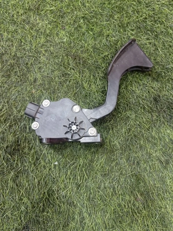 Педаль газа TOYOTA RAV4 2013 7811042040 XA40 3ZRFE
