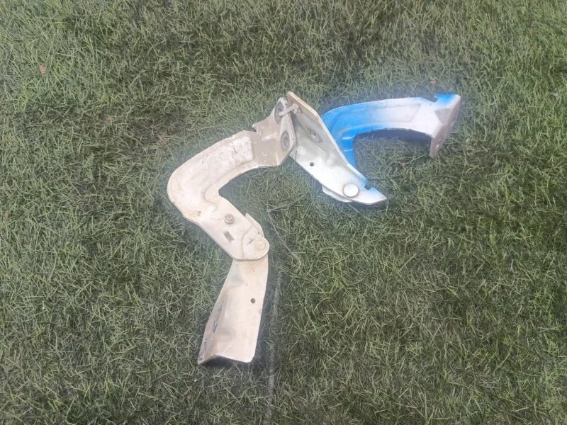 Петля капота комплект RENAULT KANGOO 1995-2007 8200153070