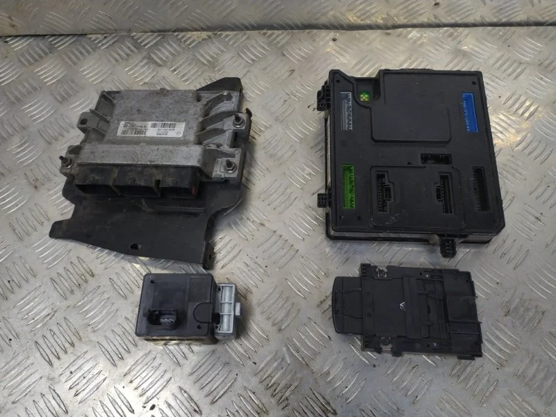 Блок управления двигателем ( комплект) RENAULT FLUENCE 2013 237103161R L30R H4M