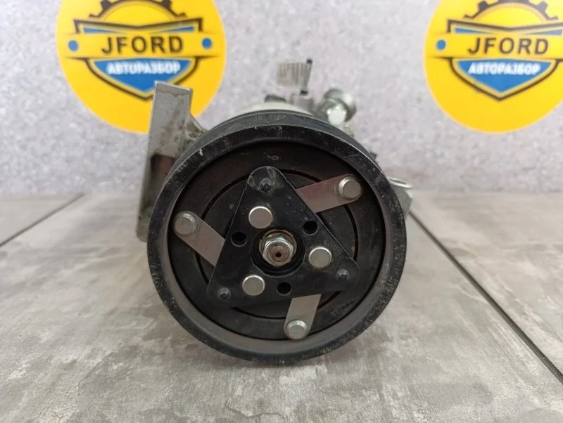 Компрессор кондиционера Volvo V40 2014 MV