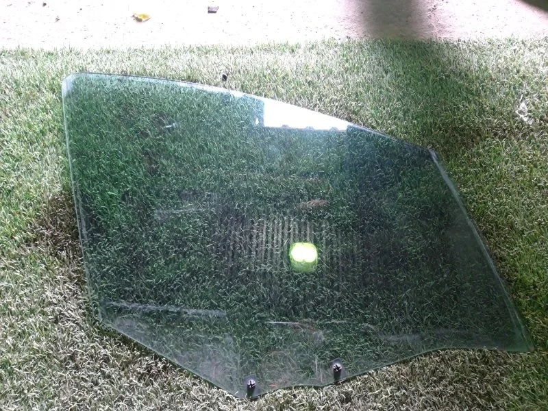 Стекло Peugeot 308 2011 9202K5, переднее правое