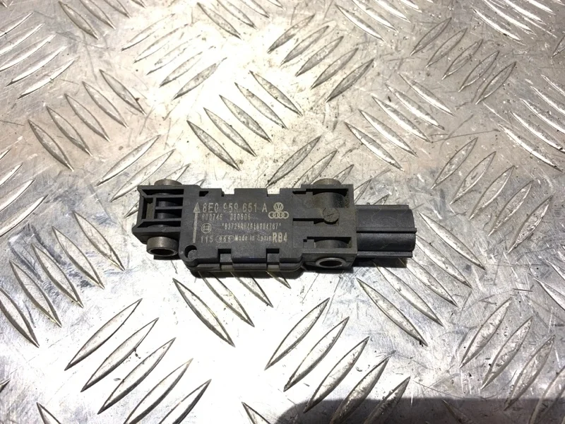 Датчик удара Audi A4 2006 8E0959651A B7, левый
