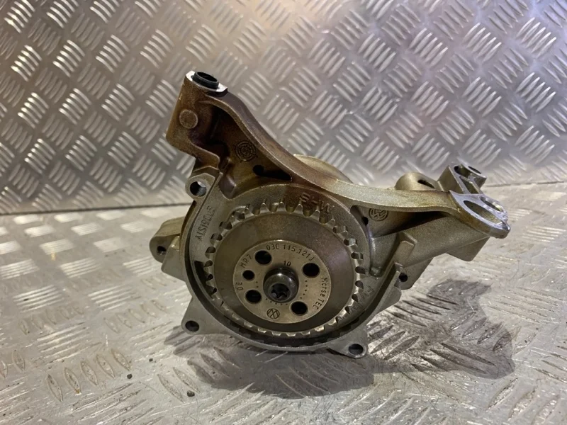 Насос масляный Volkswagen Golf 03C115105AG 1.4