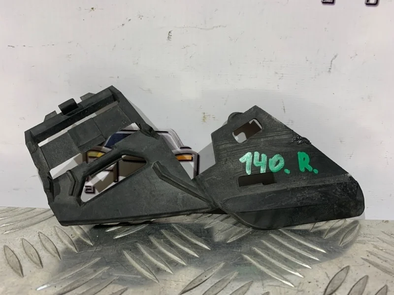 Кронштейн фары Volvo C30 2008 30678262 1, правый