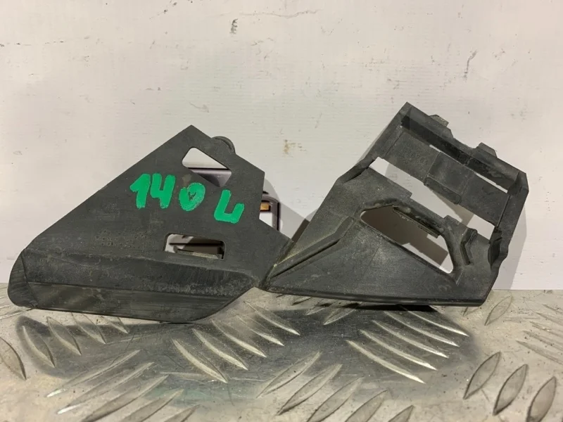 Кронштейн фары Volvo C30 2008 30678261 1, левый