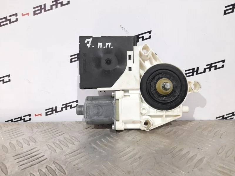 Мотор стеклоподъемника Volkswagen Jetta 2009 1К0959793 5, передний правый