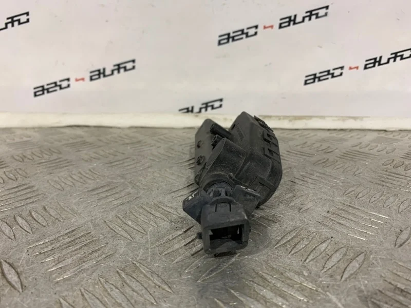 Форсунка омывателя Volvo V70 2008 30655066 WG, левая