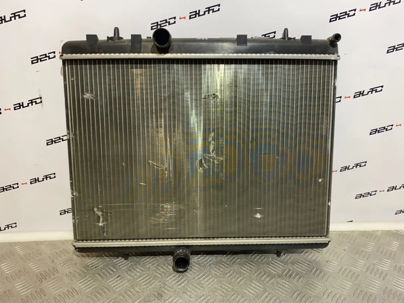 Радиатор охлаждения двигателя Citroen C4 2012 9674089680 B7 1.6