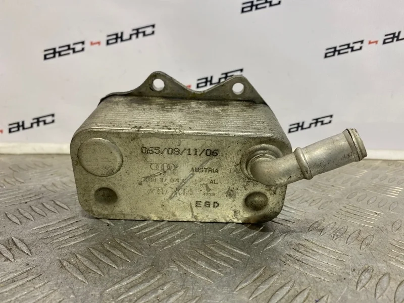 Радиатор масляный Volkswagen Passat 2007 06D117021C B6 2.0