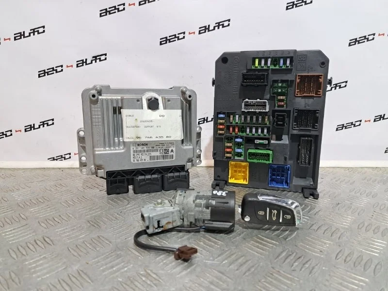 Стартовый комплект ЭБУ Citroen DS4 2012 9676643580 1 1.6