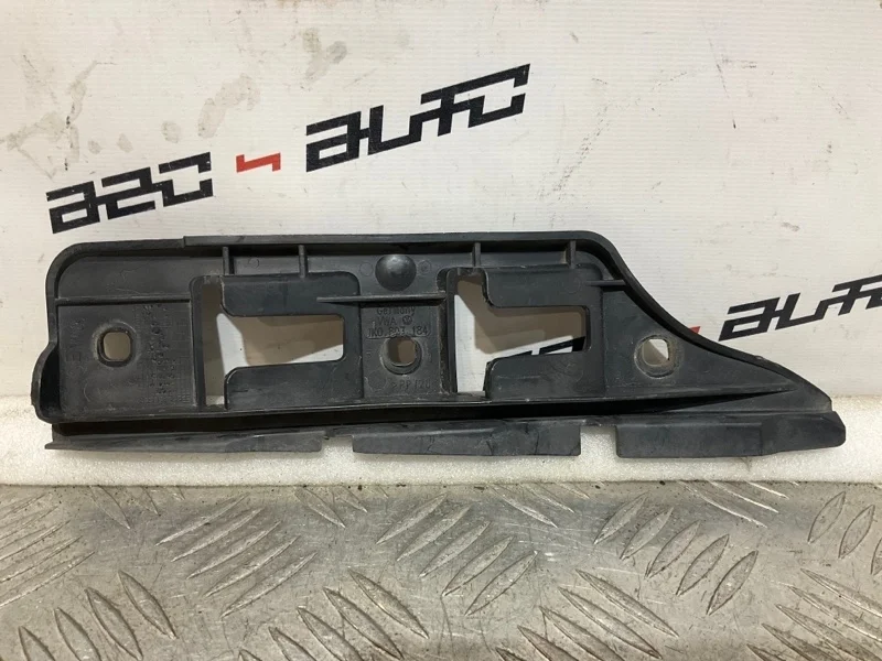 Крепление бампера Volkswagen Golf 2008 1K0807184 5, переднее правое