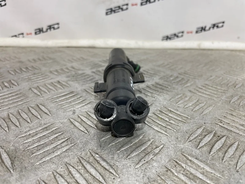 Форсунка омывателя Audi A3 2013 8P0955101B 8P, левая