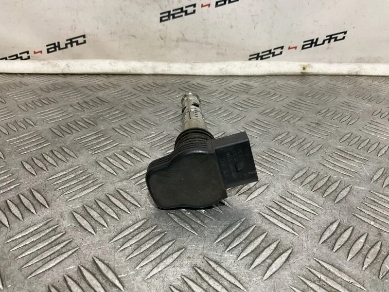 Катушка зажигания Audi A4 06B905115R 2.0