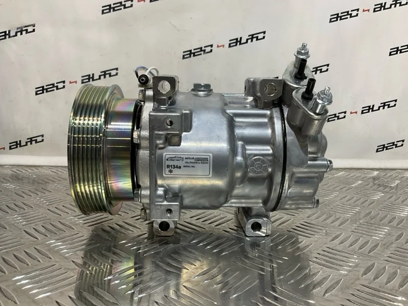 Компрессор кондиционера Renault Duster 926000097R 1.6