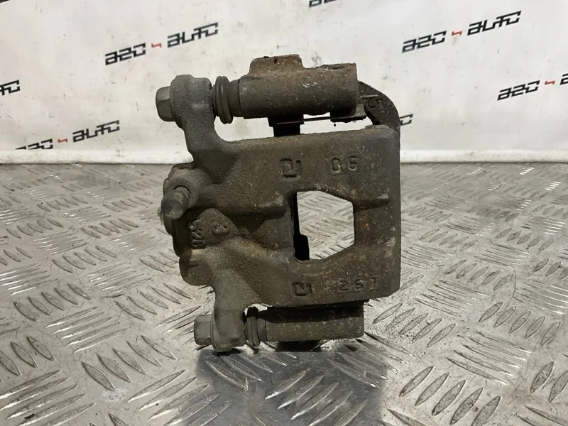 Суппорт тормозной Nissan Juke 2012 440011KD0A MR16DDT, задний правый