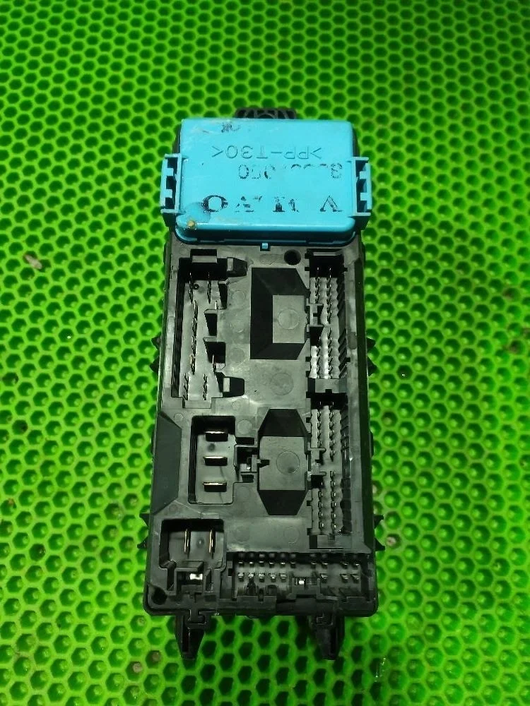 Блок предохранителей салонный Volvo V40 I (1995—1999)