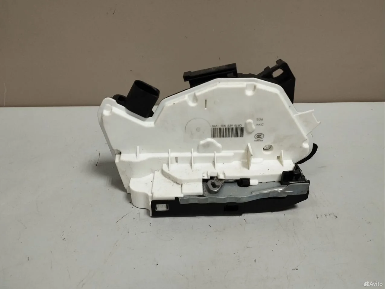 Замок двери задний правый skoda fabia 2 5j