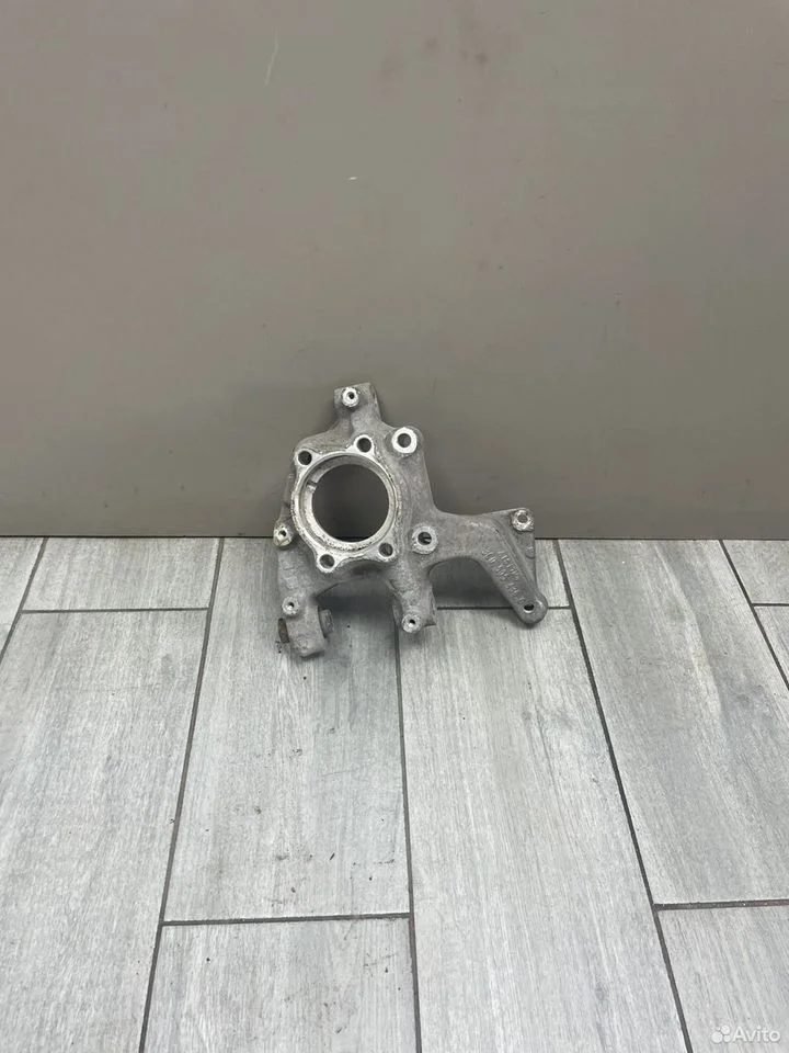 Кулак задний правый skoda yeti 5l