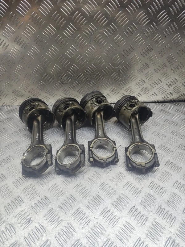 Поршень шатун Mitsubishi Delica Pajero MD050006 P2# 4D56T