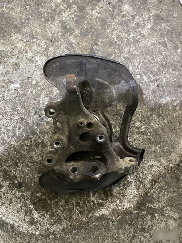 Кулак поворотный Mercedes C A2043320201 W204, правый