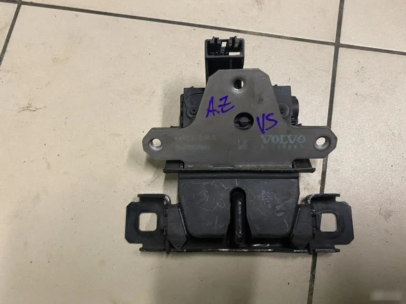 Замок багажника Volvo S60 31335045