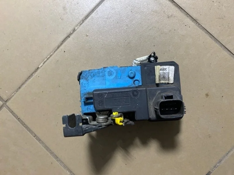 Замок двери Volvo S60 30699748, правый