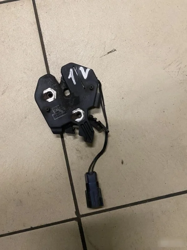 Замок капота Volvo S60 31218475, левый