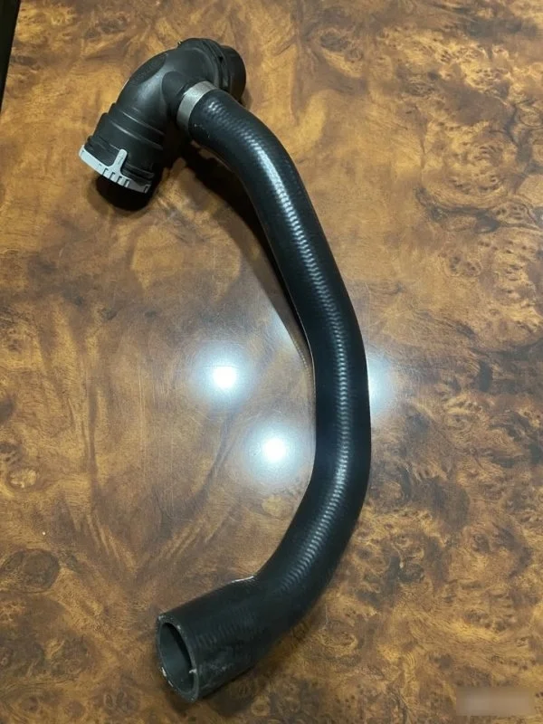 Патрубок системы охлаждения Volvo S60 30774513