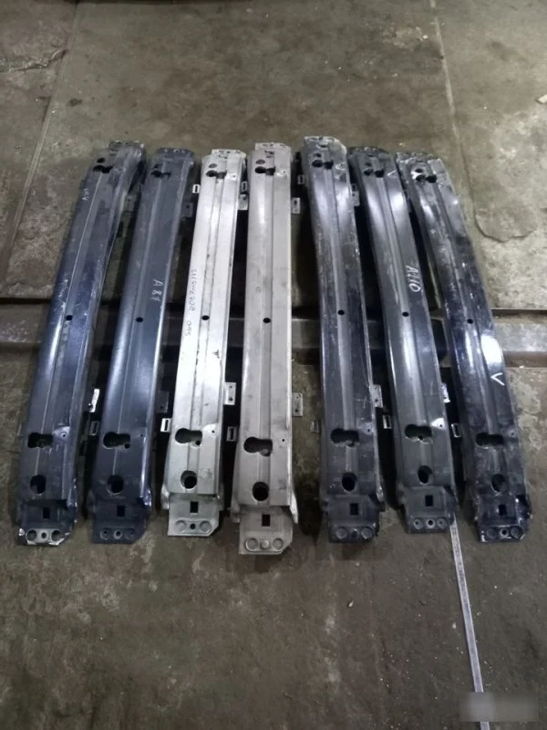 Усилитель бампера Volvo V70 31253241