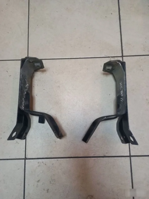 Кронштейн радиатора Volvo XC70 31305108