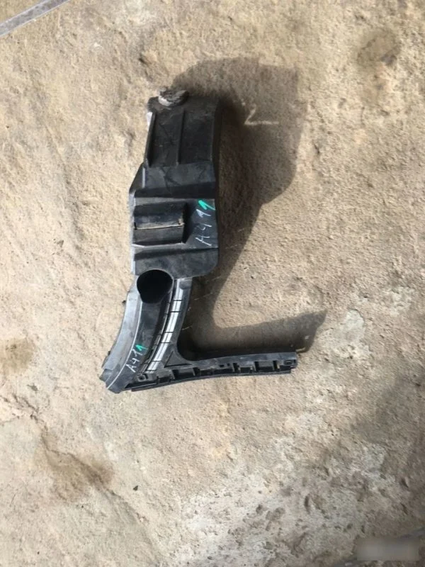 Кронштейн Volvo XC90 30698136, задний правый