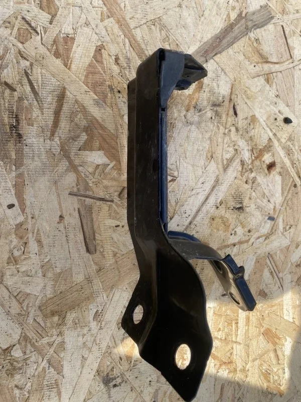 Кронштейн радиатора Volvo XC60 2014 31261931, левый