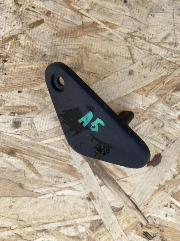 Кронштейн радиатора Volvo XC60 2014 30723366, левый