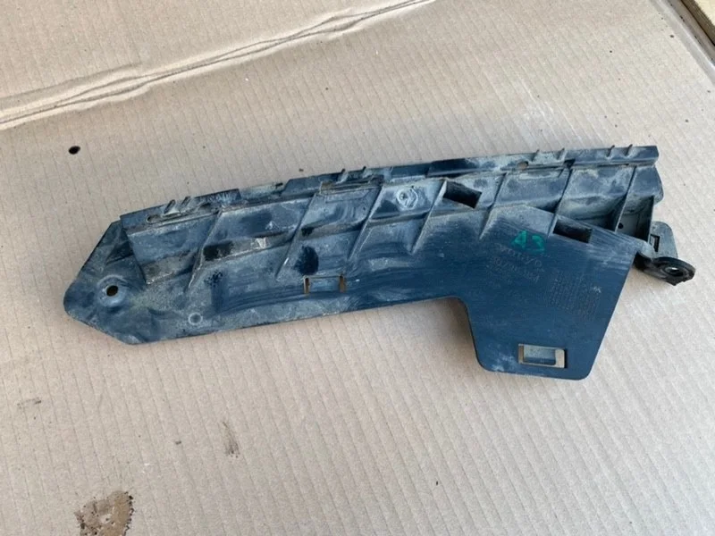 Кронштейн фары Volvo XC70 2013 30796387 D5244T15, левый