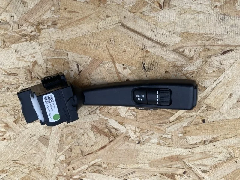 Подрулевой переключатель поворотников Volvo 31394001