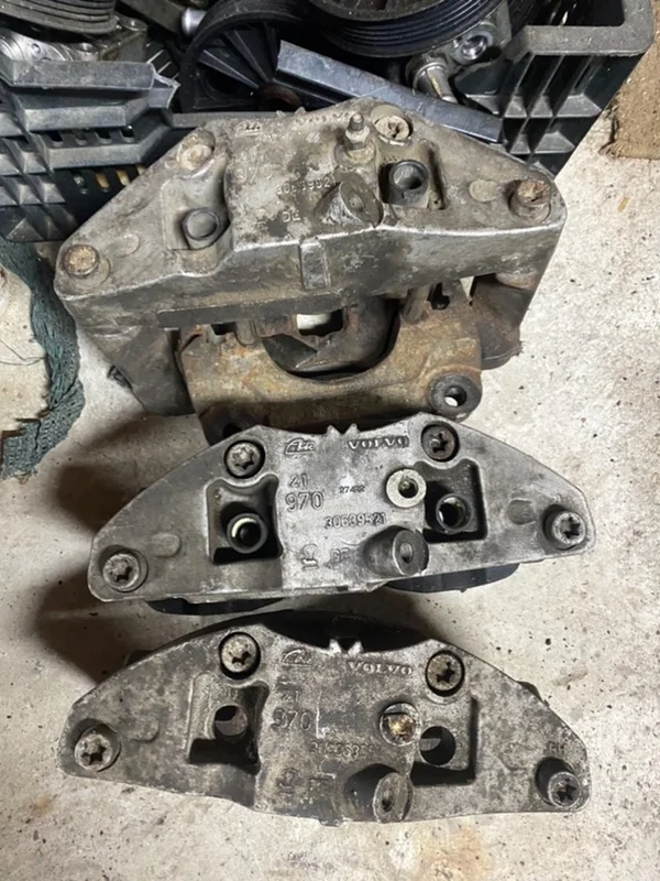 Суппорт тормозной Volvo 8252178, передний правый