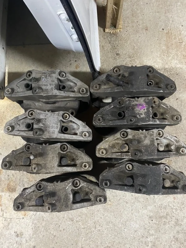 Суппорт тормозной Volvo 8602857, передний левый