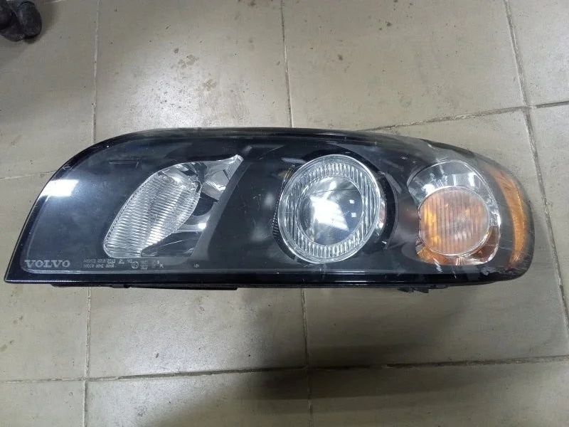 Фара галогеновая Volvo 30698873, левая