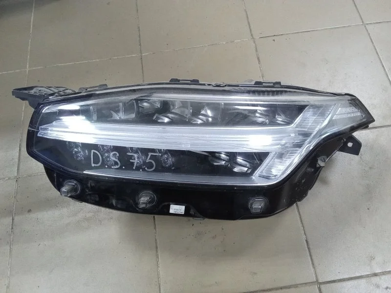 Фара Volvo 31677038, левая