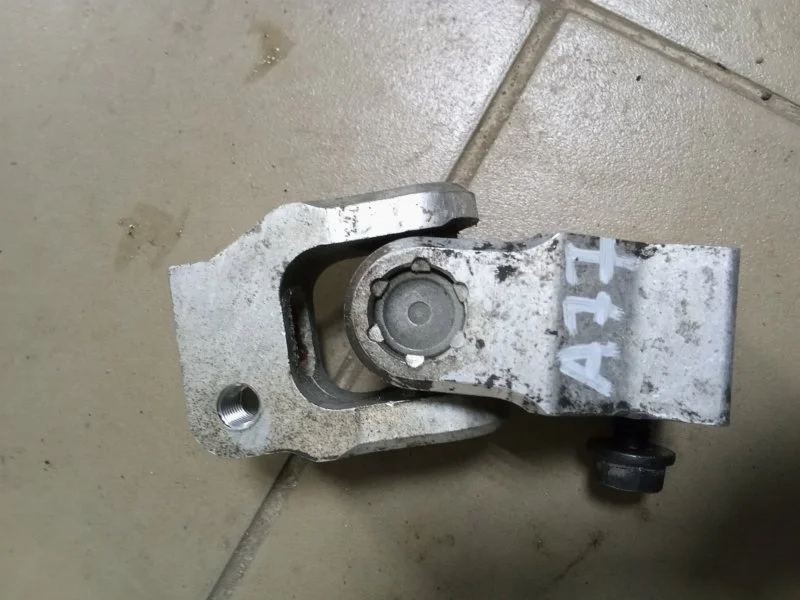 Карданчик рулевой Volvo XC90 2012 30741476 D5244T18