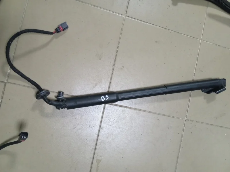 Амортизатор багажника Volvo XC60 2015 31386705 B4204T11, левый