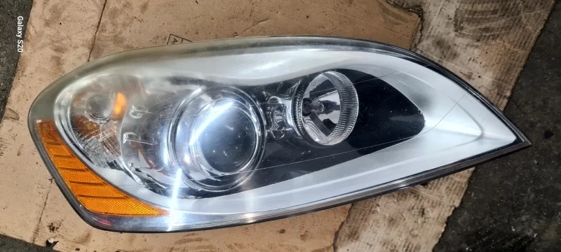 Фара ксеноновая Volvo XC60 2011 30763138 D5244T10, правая