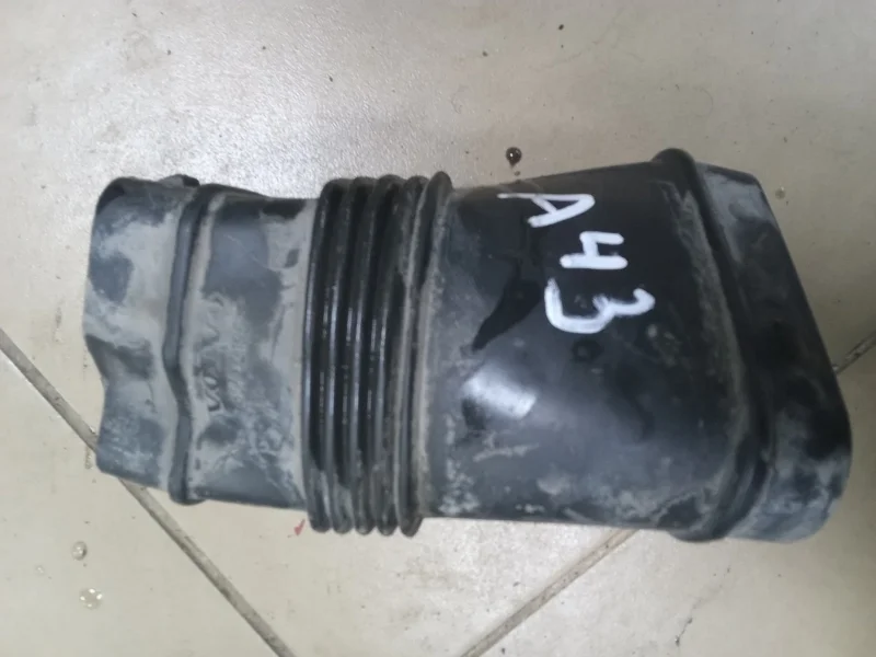 Воздухозаборник Volvo XC60 2011 30792195 D5244T10