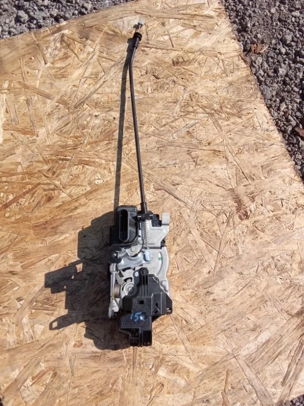 Замок двери Volvo XC90 31462446 B4204T34, задний левый