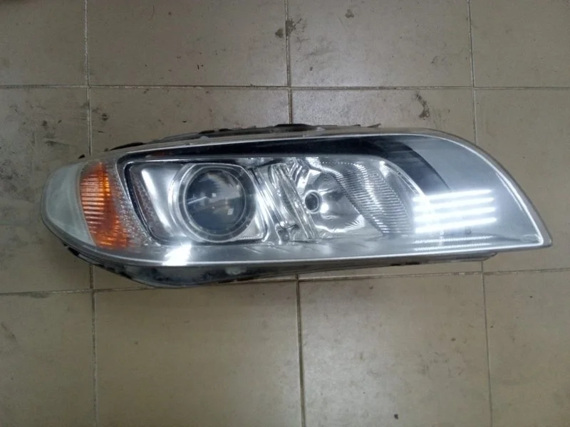Фара ксеноновая Volvo XC70 31420082, правая