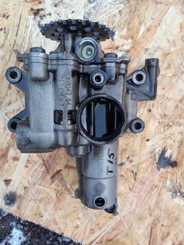 Масляный насос Volvo XC60 2013 31330979 D5244T15