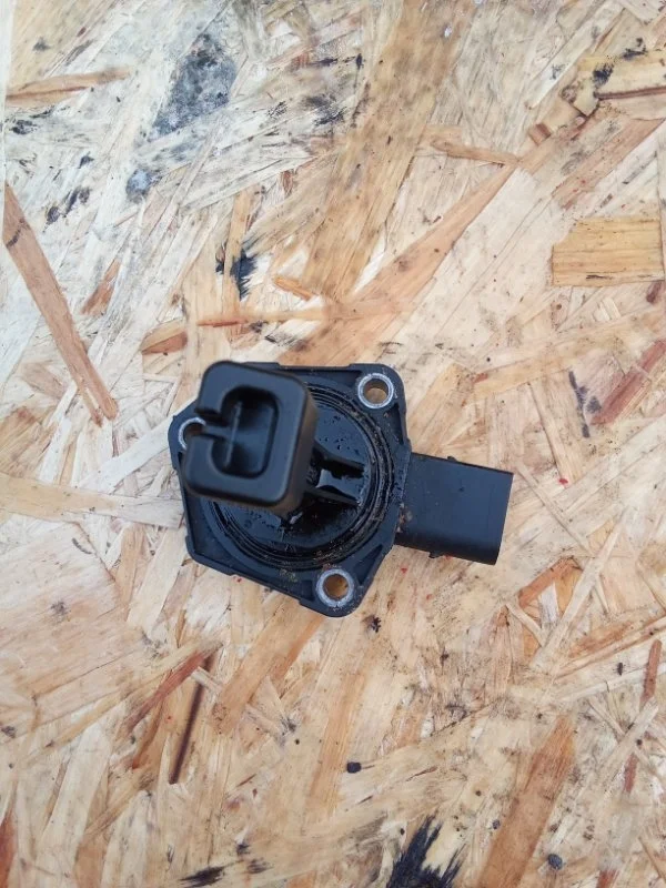 Датчик уровня масла в двигателе Volvo XC60 2013 31272687 D5244T15