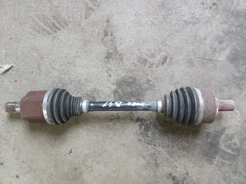 Приводной вал Volvo XC60 2019 36010126 B4204T26, передний левый