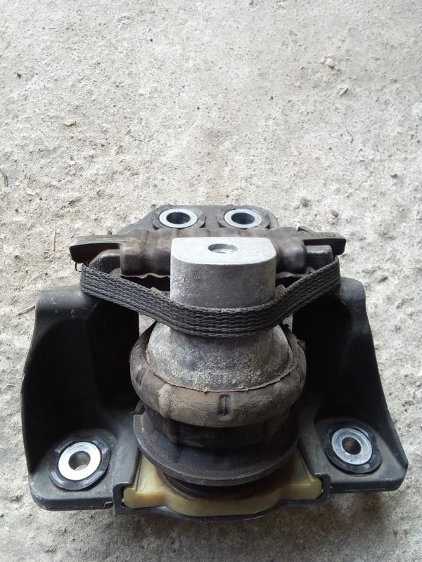 Опора ДВС Volvo XC60 2019 31686885 B4204T26, правая