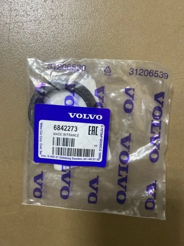 Сальник масляного насоса 6842273